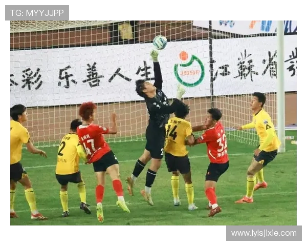 泰州队苏超冠军奖杯亮相中国国际进口博览会展示体育文化新风采